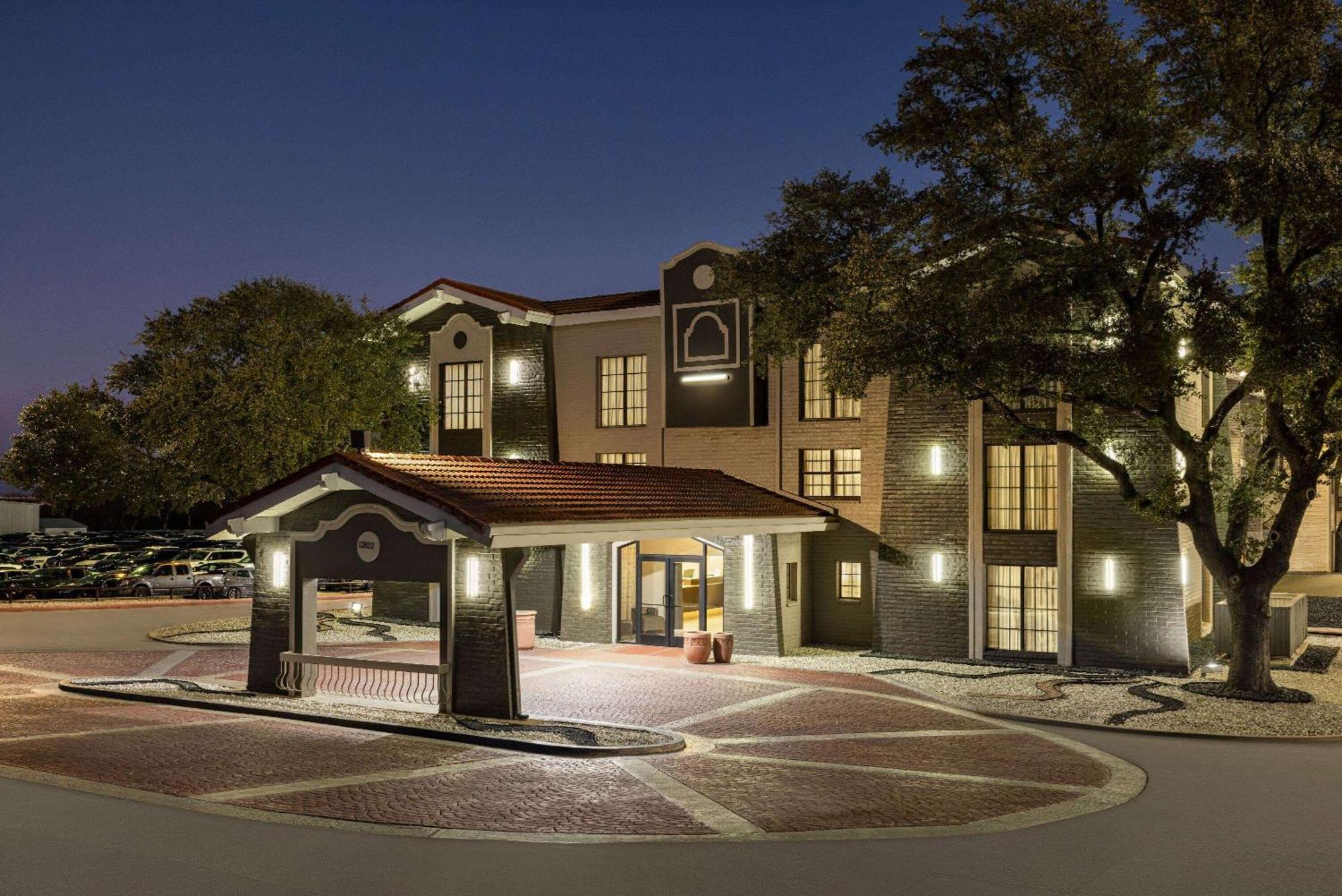 La Quinta Inn By Wyndham San Antonio I-35 N At Toepperwein Exterior photo
