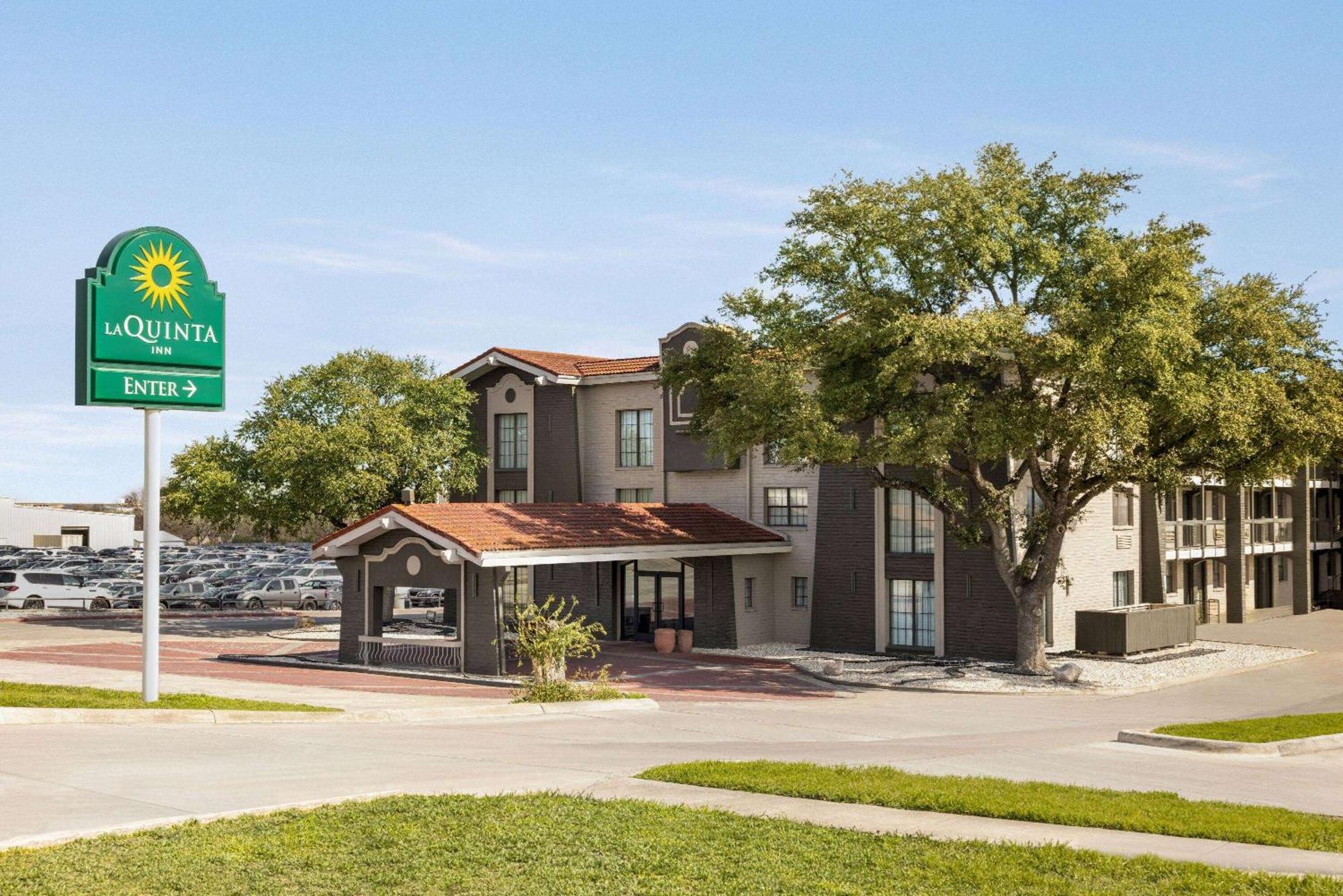 La Quinta Inn By Wyndham San Antonio I-35 N At Toepperwein Exterior photo