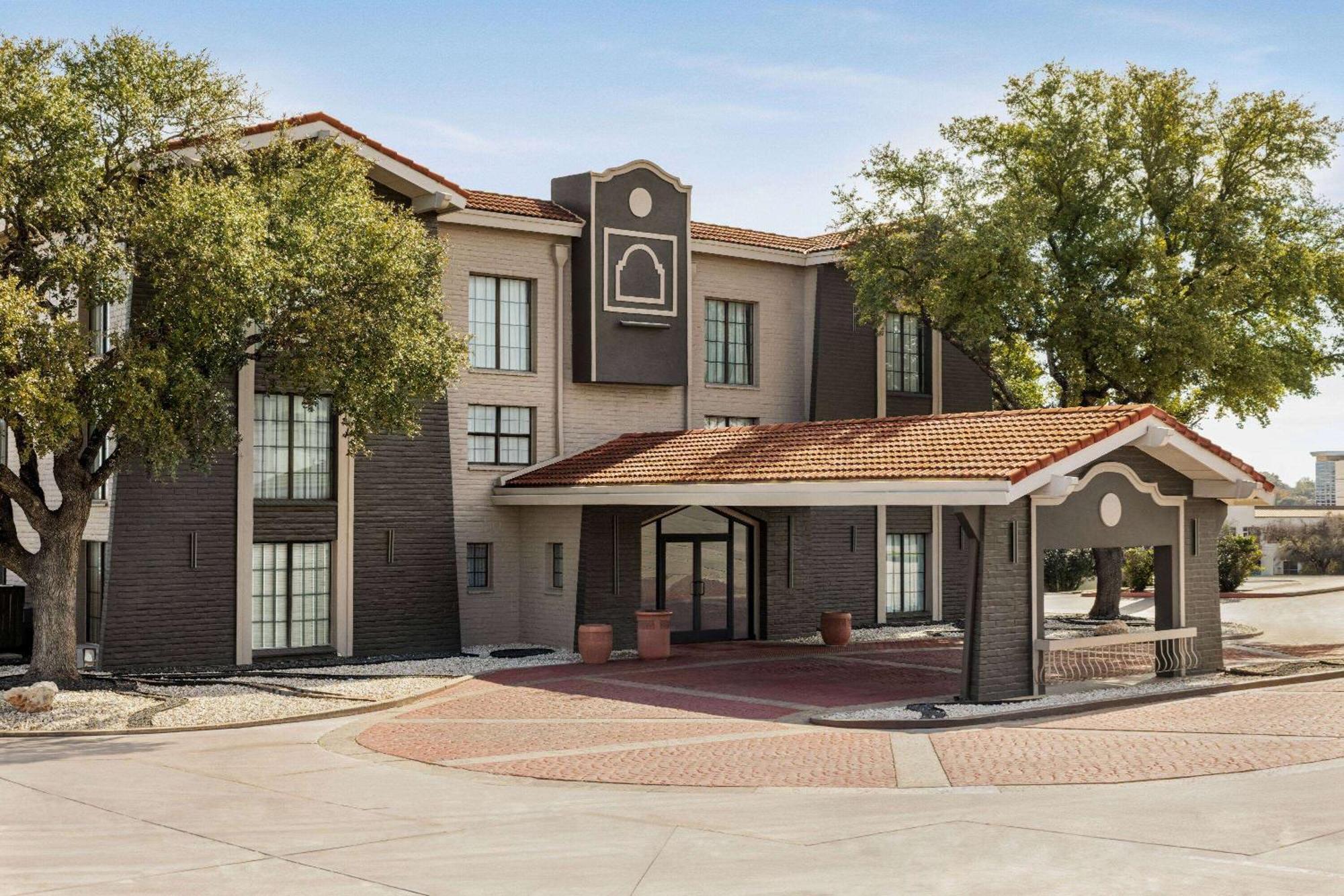 La Quinta Inn By Wyndham San Antonio I-35 N At Toepperwein Exterior photo