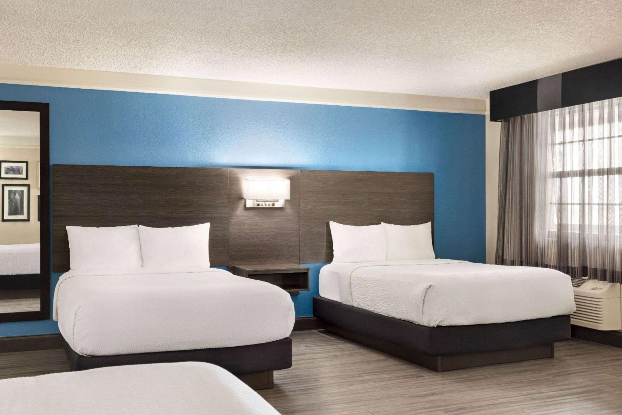 La Quinta Inn By Wyndham San Antonio I-35 N At Toepperwein Exterior photo
