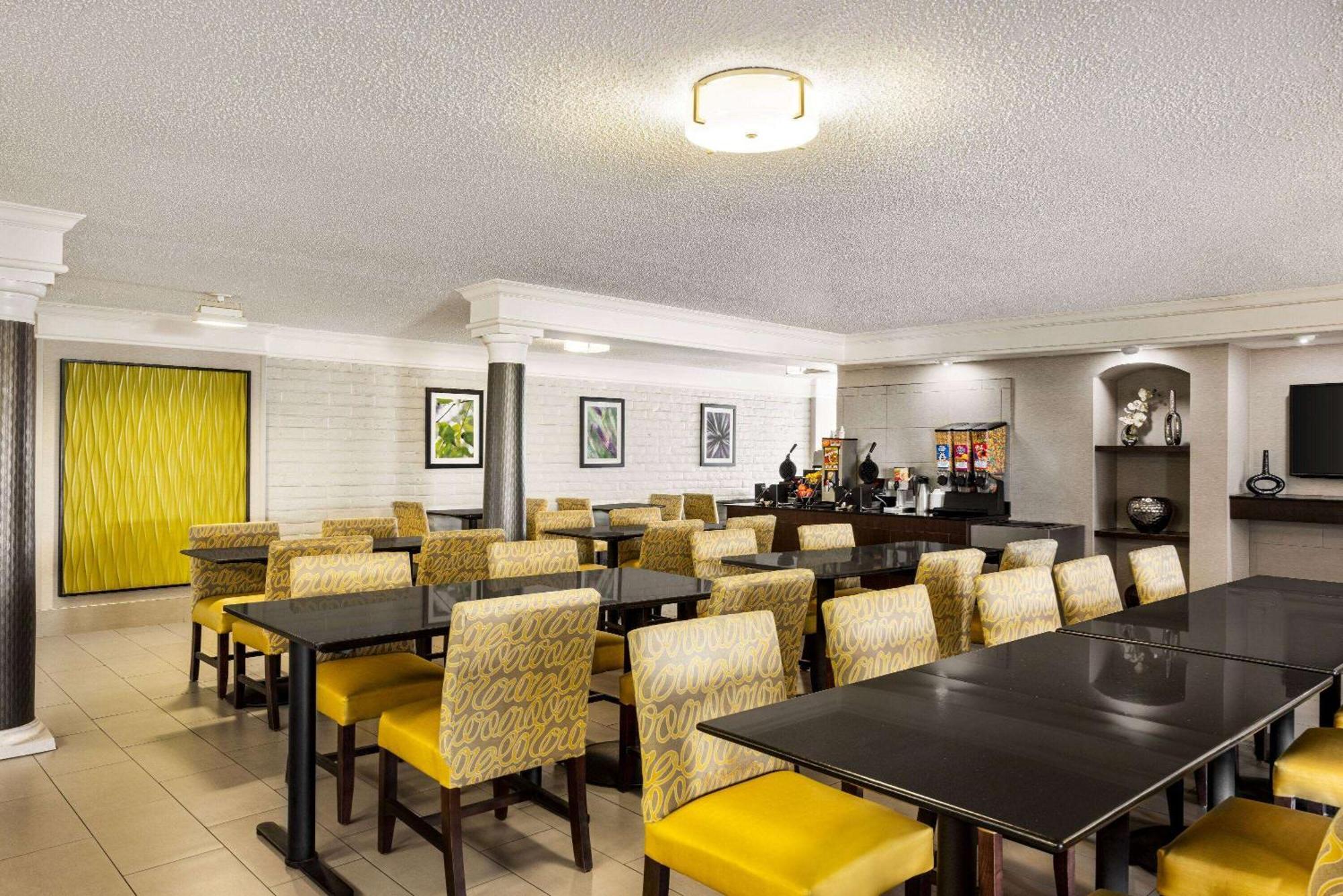 La Quinta Inn By Wyndham San Antonio I-35 N At Toepperwein Exterior photo