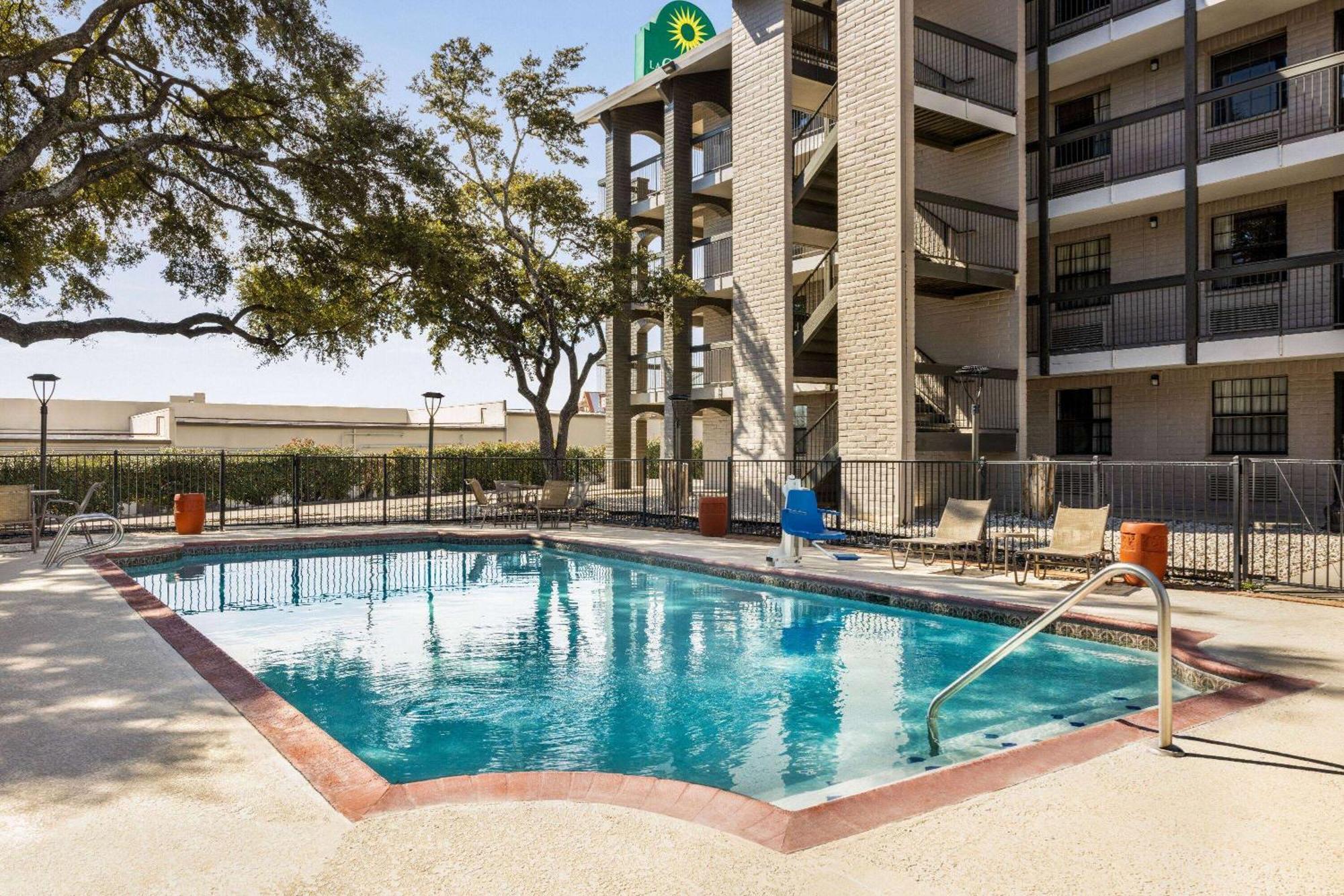 La Quinta Inn By Wyndham San Antonio I-35 N At Toepperwein Exterior photo