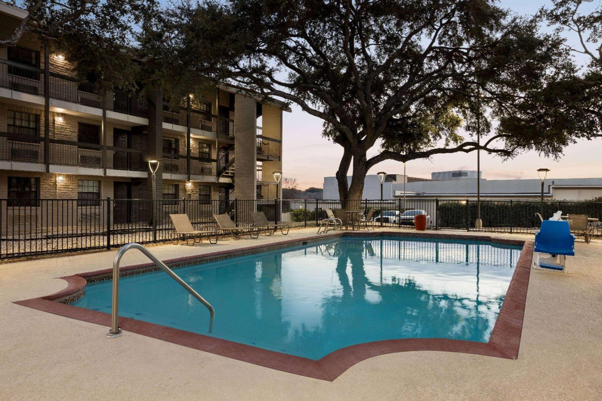 La Quinta Inn By Wyndham San Antonio I-35 N At Toepperwein Exterior photo